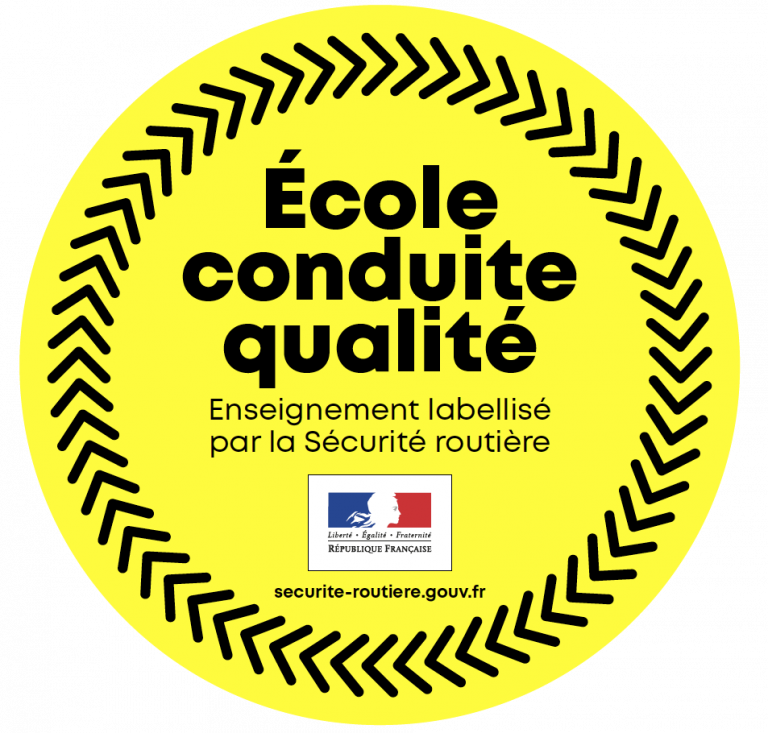 Badge avec un fond jaune indiquant la mention suivante : École conduite qualité - Enseignement labellisé par la sécurité routière. République Française - securite-routiere.gouv.fr