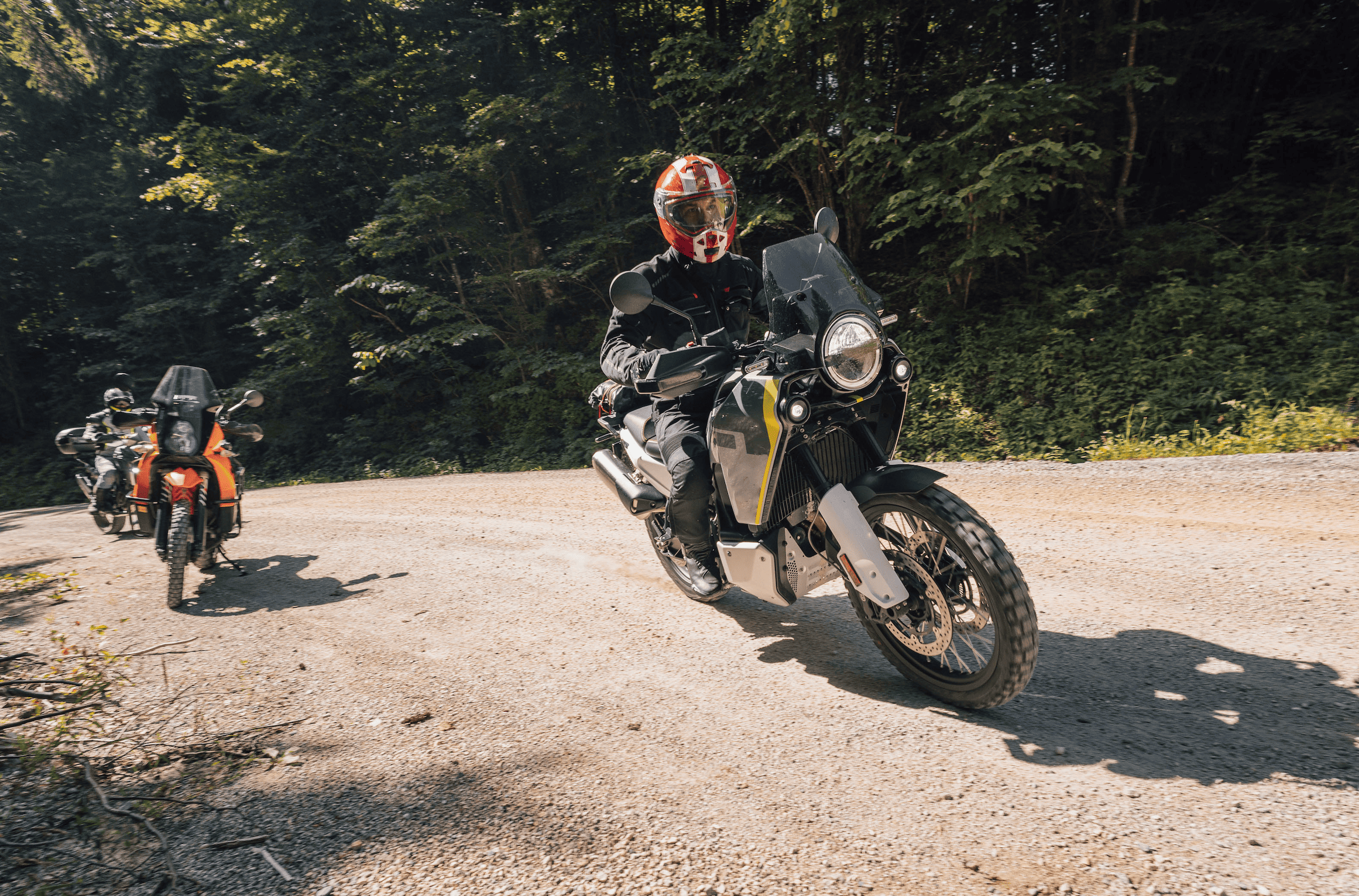 Motard roulant sur une raton avec des gravillons