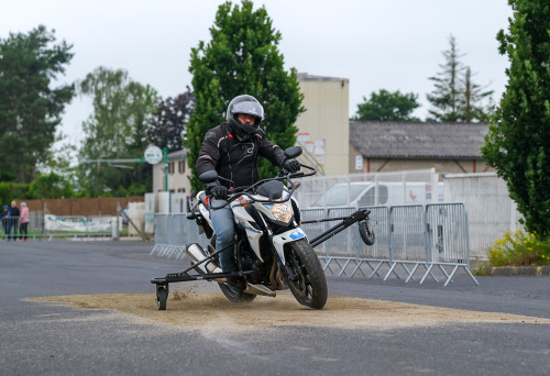 Moto équipée d'un Motostab sur gravier