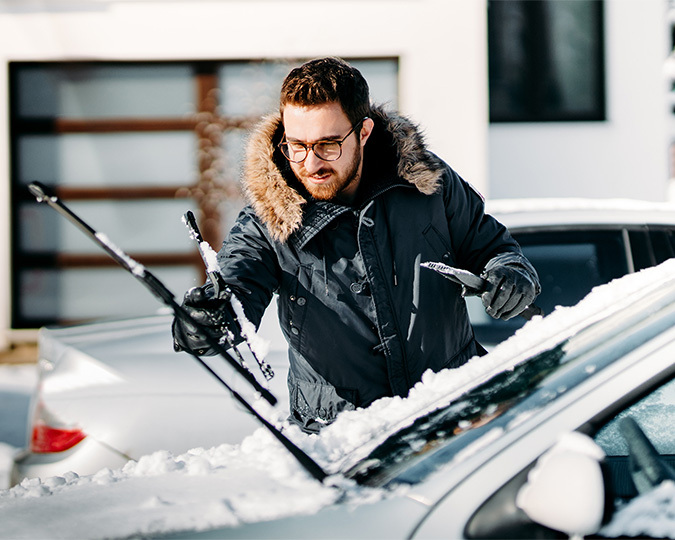Déneiger sa voiture avant de prendre la route