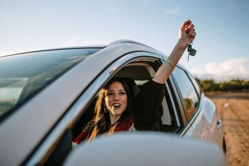 Jeune en voiture