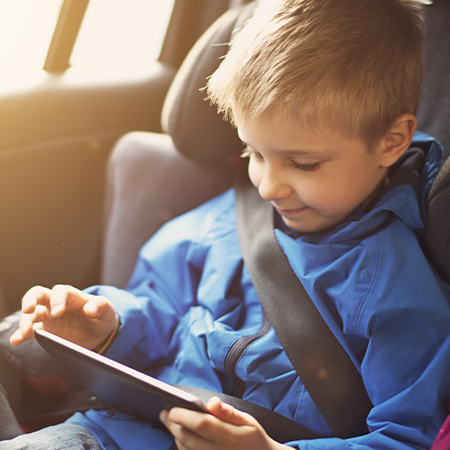 Enfant qui regarde un film sur une tablette