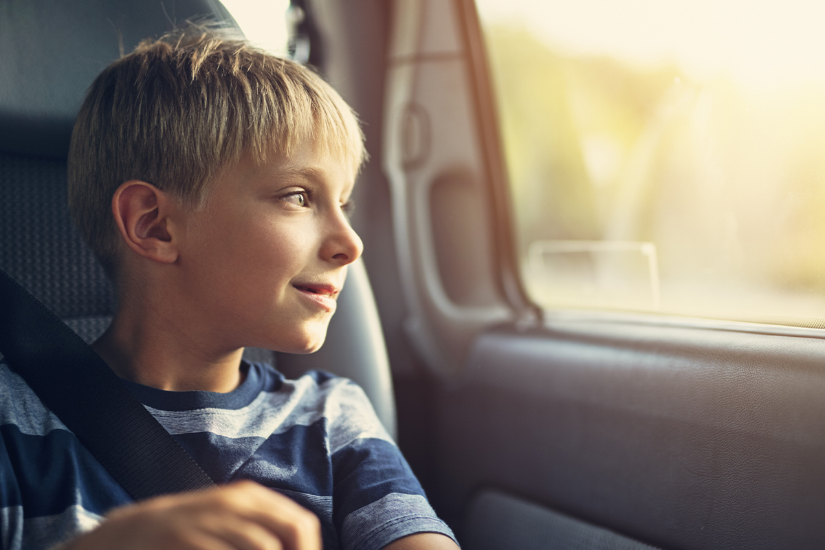 Enfant qui regarde par la fenêtre